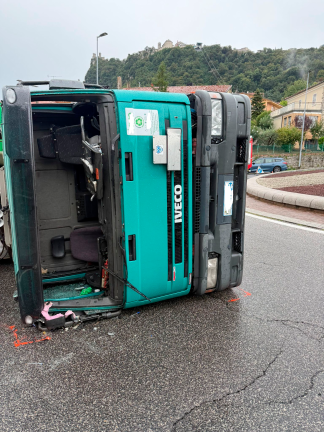 San Marino, si ribalta col camion alla rotonda di Borgo Maggiore VIDEO San Marino, si ribalta col camion alla rotonda di Borgo Maggiore VIDEO