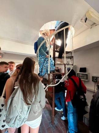 Rimini, “Giornata del Mare”: la tartaruga marina Bruno torna libera tra gli applausi degli studenti - Gallery Rimini, “Giornata del Mare”: la tartaruga marina Bruno torna libera tra gli applausi degli studenti - Gallery