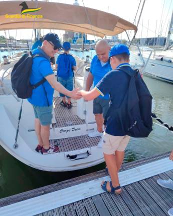 Ravenna, una giornata speciale per i bambini del Centro Anacleto in barca a vela con la Guardia di Finanza - Gallery Ravenna, una giornata speciale per i bambini del Centro Anacleto in barca a vela con la Guardia di Finanza - Gallery