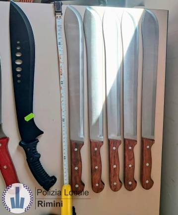 Rimini, controlli a un negozio: sequestrati oltre 200 coltelli - Gallery Rimini, controlli a un negozio: sequestrati oltre 200 coltelli - Gallery