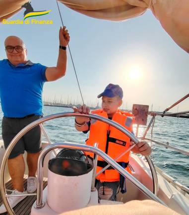 Ravenna, una giornata speciale per i bambini del Centro Anacleto in barca a vela con la Guardia di Finanza - Gallery Ravenna, una giornata speciale per i bambini del Centro Anacleto in barca a vela con la Guardia di Finanza - Gallery