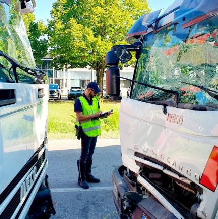 Santarcangelo, incidente: scontro frontale tra un camion e una bisarca, via Emilia in tilt Santarcangelo, incidente: scontro frontale tra un camion e una bisarca, via Emilia in tilt