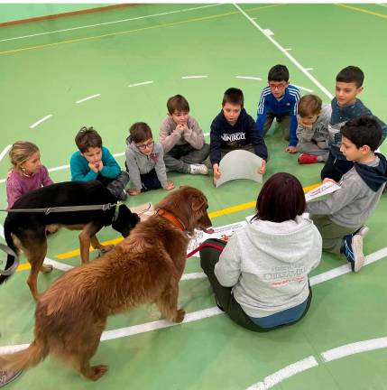 Anche iniziative di pet therapy per i giovani allievi della Livio Neri Anche iniziative di pet therapy per i giovani allievi della Livio Neri