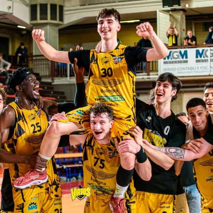 Tommaso Pinza in trionfo al termine di una partita della Virtus Imola Tommaso Pinza in trionfo al termine di una partita della Virtus Imola