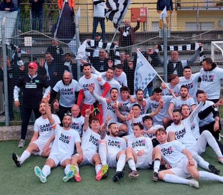 La squadra bianconera festeggia la vittoria in campionato dopo il 3-0 al Bellariva