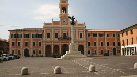 Savignano, il Comune acquisisce il torrione di piazza Castello, in arrivo una sezione nido alla scuola “Vittorio Emanuele II”