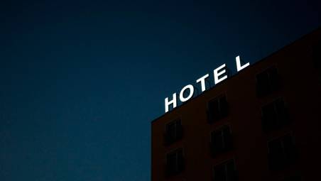 Rimini, abitavano in un hotel chiuso per sequestro: due denunce