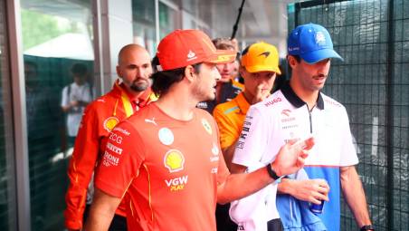 Carlos Sainz parla con Daniel Ricciardo della Racing Bulls e Lando Norris, fresco vincitore a Miami (MMph)