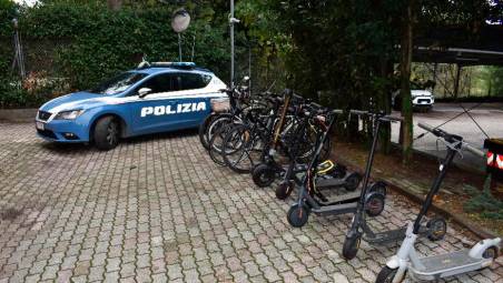 Cesena, “aiutatemi, non entro più in casa mia”. L’appartamento occupato era il deposito di bici e monopattini rubati: quattro fermati
