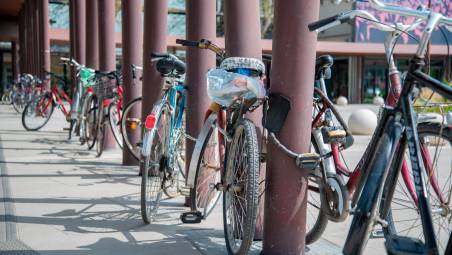 Le bici presenti nel piazzale della stazione foto morosetti