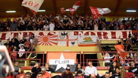 I tifosi dell’Unieuro Forlì (foto FABIO BLACO)