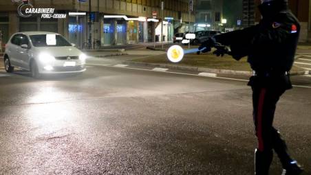 Spari in strada nella notte a Forlì. La bravata di due 60enni vestiti da cowboy al rientro da una festa finisce in denuncia