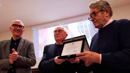 Nella foto il conferimento della targa a Giovanni Saragoni da parte del presidente Giancarlo Andrini e del responsabile Roberto Fantini.