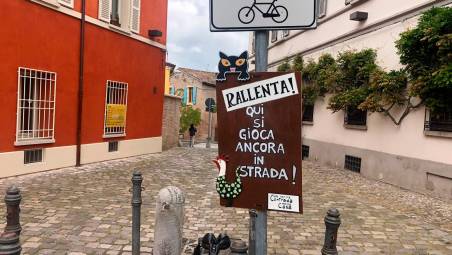 “Rallenta, qui si gioca ancora in strada”: il cartello in difesa dei bambini a Cesena