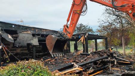 La demolizione del Kiosko il Vincanto di Villa Verucchio bruciato dalle fiamme (foto Manuel Migliorini)
