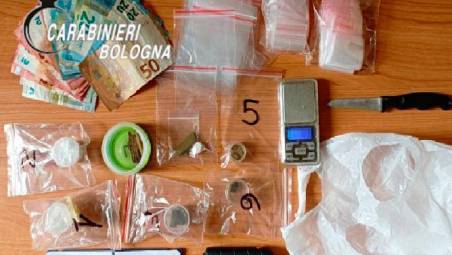 Imola, droga: due giovani di 18 e 25 anni denunciati dai carabinieri