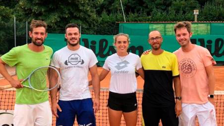 Lucia Bronzetti assieme allo staff tecnico del Tennis Club Valmarecchia