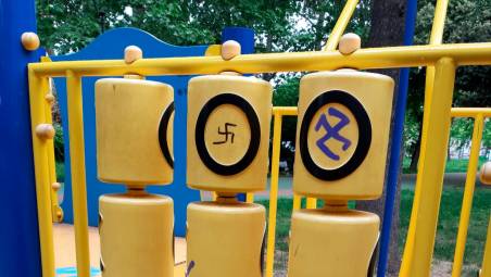 Svastiche vandaliche sui giochi dei bambini in un parco a Cesena