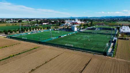 Una vista dall’alto del Campus Cesena Sport di via Calcinaro a Martorano: il nuovo campo sorgerà nella zona in primo piano (foto Zanotti)