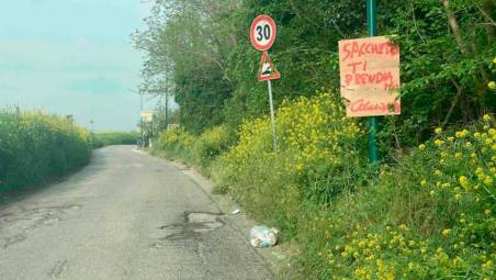 “Sacchetto ti prendiamo”: un cartello... minaccioso contro gli incivili dei rifiuti a Cesenatico