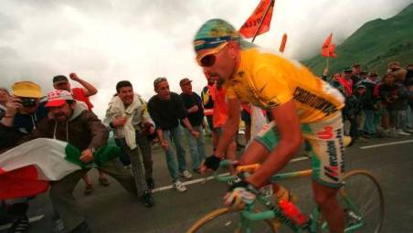 Marco Pantani in maglia gialla al Tour de France
