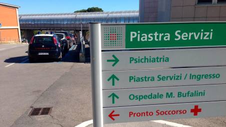 Longiano, coltellata e tentato omicidio del figlio 28enne: scarcerato il padre, ma dovrà stare lontano da casa