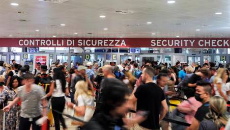 Bologna. Aeroporto chiuso per un falso allarme sicurezza: il nuovo macchinario scambia un oggetto innocuo per una pistola