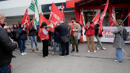Forlì, lavoratori Crai: tavolo di crisi in Provincia, lunedì nuovo presidio