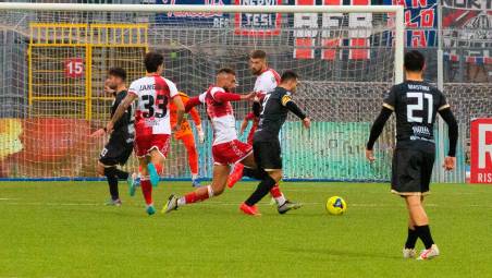 Il difensore Nicola Pietrangeli in azione contro il Gubbio nella partita d’andata (foto TOMMASO MOROSETTI)