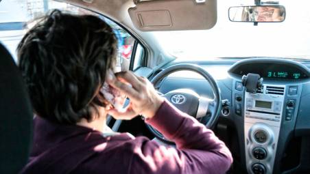 Pugno duro di San Marino contro gli automobilisti indisciplinati: per chi guida con il telefonino patente ritirata e confisca dell’auto