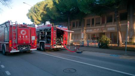 L’intervento dei vigili del fuoco alla scuola (foto Massimo Fiorentini)