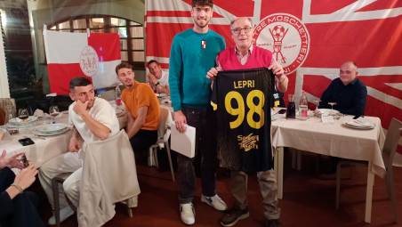 Il difensore Tomas Lepri con il vicepresidente dello storico club Tre Moschiettieri Rimini, Delmo Bianchi