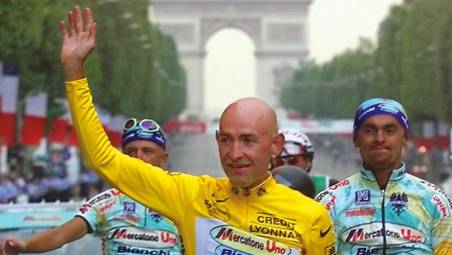 Marco Pantani a Parigi mentre festeggiava la vittoria del Tour