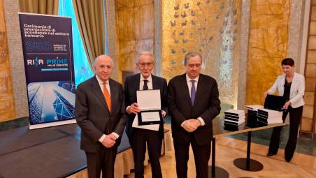 La premiazione di Antonio Patuelli a Torino con il presidente del Gruppo Editoriale di BancaFinanza Gianluigi Gola ed il direttore Giuseppe Ghisolfi