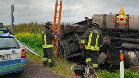 Incidente in A14 tra Forlì e Faenza: un autoarticolato si ribalta e ricopre di gasolio la carreggiata
