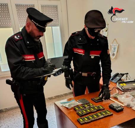 Cesenatico, in casa aveva il bazar della droga con chili di stupefacenti: 24enne arrestato Cesenatico, in casa aveva il bazar della droga con chili di stupefacenti: 24enne arrestato