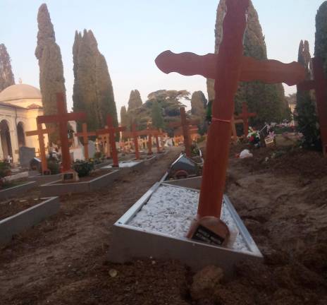 Imola, Piratello, la Zoffoli lancia l’allarme: “Le tombe sprofondano nel terreno” Imola, Piratello, la Zoffoli lancia l’allarme: “Le tombe sprofondano nel terreno”