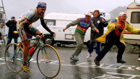 Pantani, la storica doppietta Giro-Tour e i 50mila in piazza con la bandana gialla: Cesenatico celebra i 25 anni dall’apoteosi