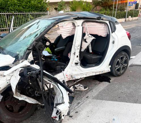 Rimini, incidente e terribile schianto alla rotonda: gravi due giovani - Gallery Rimini, incidente e terribile schianto alla rotonda: gravi due giovani - Gallery
