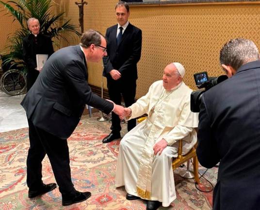 L’avvocato cesenate Enrico Sirotti Gaudenzi con Papa Francesco L’avvocato cesenate Enrico Sirotti Gaudenzi con Papa Francesco