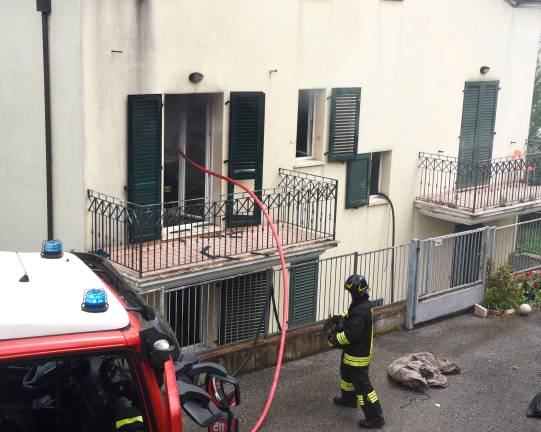 Cattolica, dà fuoco alla casa mentre è agli arresti domiciliari - VIDEO GALLERY Cattolica, dà fuoco alla casa mentre è agli arresti domiciliari - VIDEO GALLERY