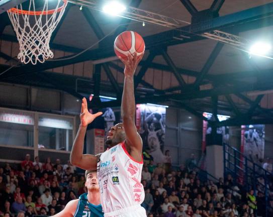 Simon Anumba nella partita d’andata contro Cantù foto morosetti Simon Anumba nella partita d’andata contro Cantù foto morosetti