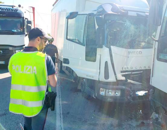 Santarcangelo, incidente: scontro frontale tra un camion e una bisarca, via Emilia in tilt Santarcangelo, incidente: scontro frontale tra un camion e una bisarca, via Emilia in tilt