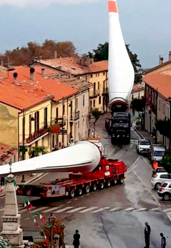 Trasporto di componenti di pale eoliche in un paese appenninico Trasporto di componenti di pale eoliche in un paese appenninico