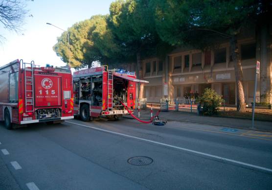 L’intervento dei vigili del fuoco alla scuola (foto Massimo Fiorentini)
