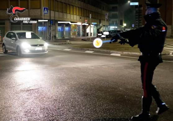 Spari in strada nella notte a Forlì. La bravata di due 60enni vestiti da cowboy al rientro da una festa finisce in denuncia