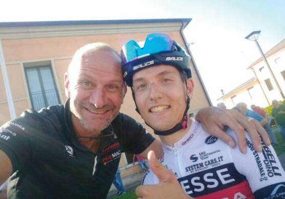 Il direttore sportivo della Biesse, Marco Milesi, e il ciclista 23enne Francesco Galimberti dopo la vittoria del 14 aprile a Pontedera
