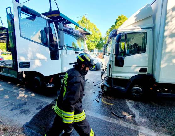 Santarcangelo, incidente: scontro frontale tra un camion e una bisarca, via Emilia in tilt Santarcangelo, incidente: scontro frontale tra un camion e una bisarca, via Emilia in tilt