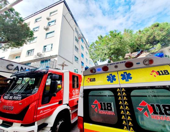 Riccione, incendio in un palazzo in Viale Ceccarini, soccorsa una donna VIDEO GALLERY Riccione, incendio in un palazzo in Viale Ceccarini, soccorsa una donna VIDEO GALLERY