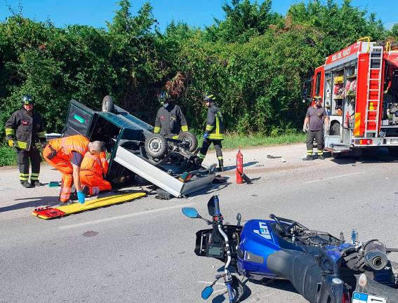 Rimini, incidente: si ribalta con l’Apecar dopo lo scontro con una moto Rimini, incidente: si ribalta con l’Apecar dopo lo scontro con una moto